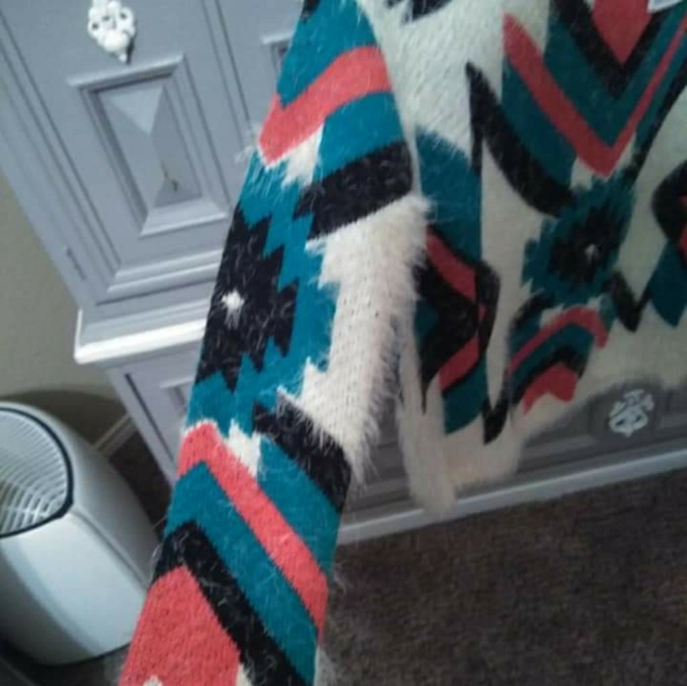 Soft Small Sweater geometric design - Picture 3 of 3